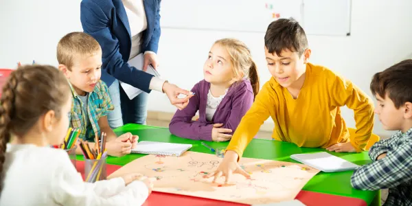 Dzieci grające w grę edukacyjną