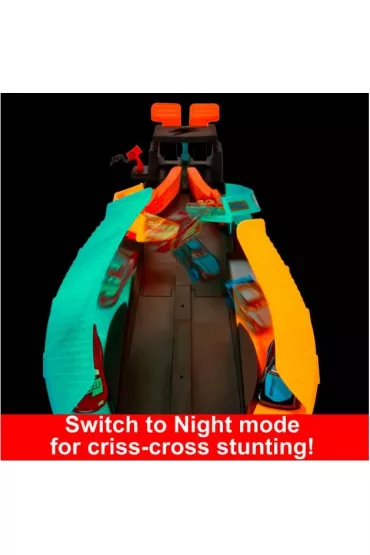 Cars Nocny wycig. Tor wieccy w ciemnoci Mattel