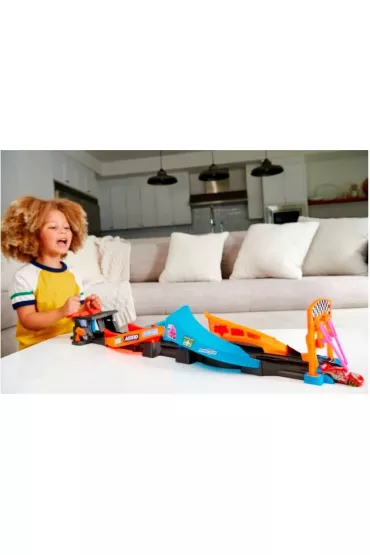 Cars Nocny wycig. Tor wieccy w ciemnoci Mattel