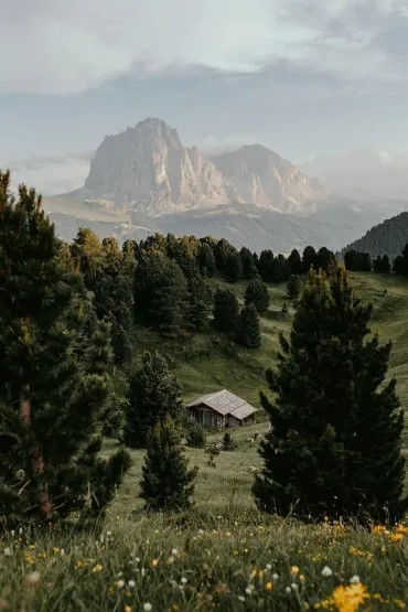 Escape: Discovering the Dolomites. A Visual Journey and Adventures - Guerel Sahin