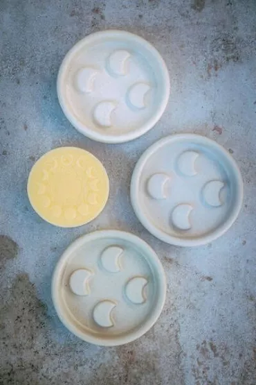 Mohani Mydelniczka ceramiczna Lunula ecru matowa