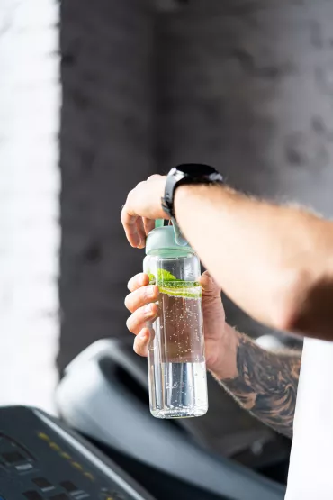 Vialli Design Szklana butelka na wod� Fuori mi�towa 30251 540 ml