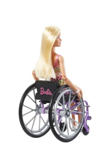 Barbie Fashionistas. Na w�zku str�j w kratk� HJT13 Mattel