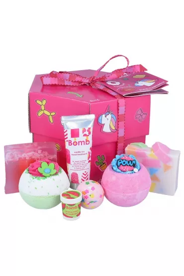 Bomb Cosmetics Stick with Me Gift Box zestaw kosmetyk�w Musuj�ca Kula do k�pieli 3szt + Myd�o Glicerynowe 2szt + Krem do r�k + Balsam do ust 7 szt.