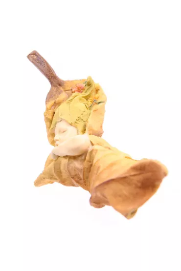 �pi�cy le�ny stworek - owini�ty listkiem
