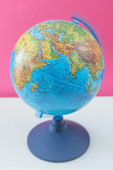 Globus z map� fizyczn� i aplikacj� 21 cm