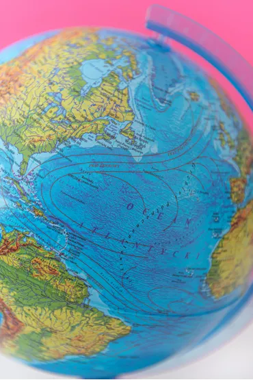 Globus z map� fizyczn� i aplikacj� 21 cm