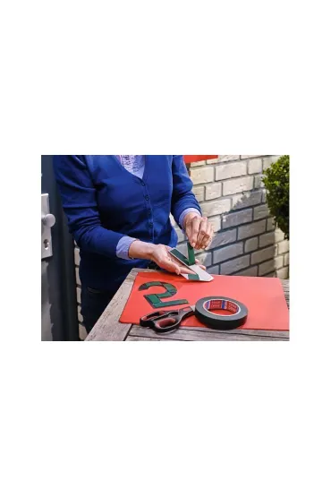 Tesa Ta�ma monta�owa zewn�trzna czarna 1,5m x 19mm