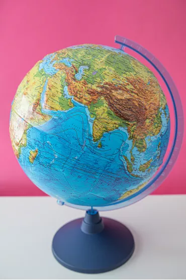 Pod�wietlany globus z map� fizyczn�, polityczn� i aplikacj� 32 cm