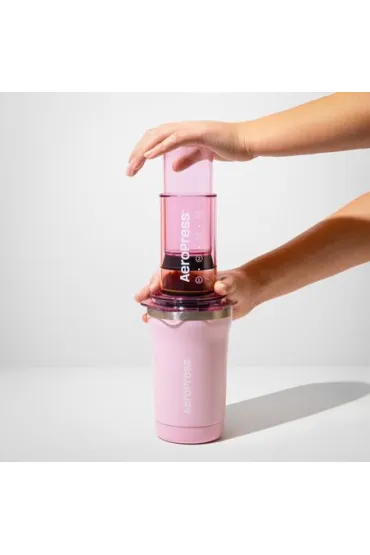 AeroPress Go Plus Zaparzacz do kawy z kubkiem termicznym r�owy