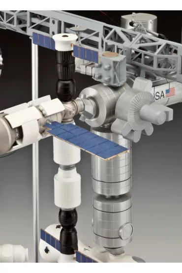 Model plastikowy Zestaw upominkowy 25 rocznica International Space Station ISS  1/144 Revell