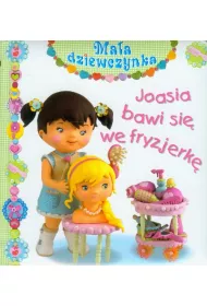 Ma�a dziewczynka. Joasia bawi si� we fryzjerk�