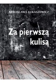 Za pierwsz� kulis�